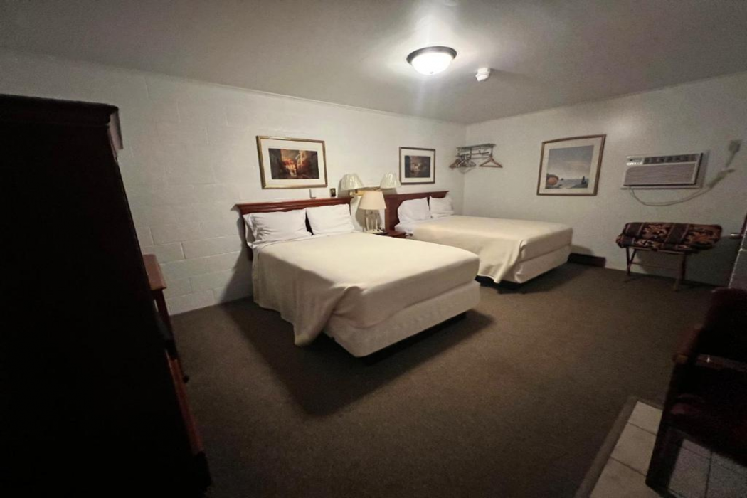 Hotel Prairie Winds Carthage Keokuk Hwy 136 12/37