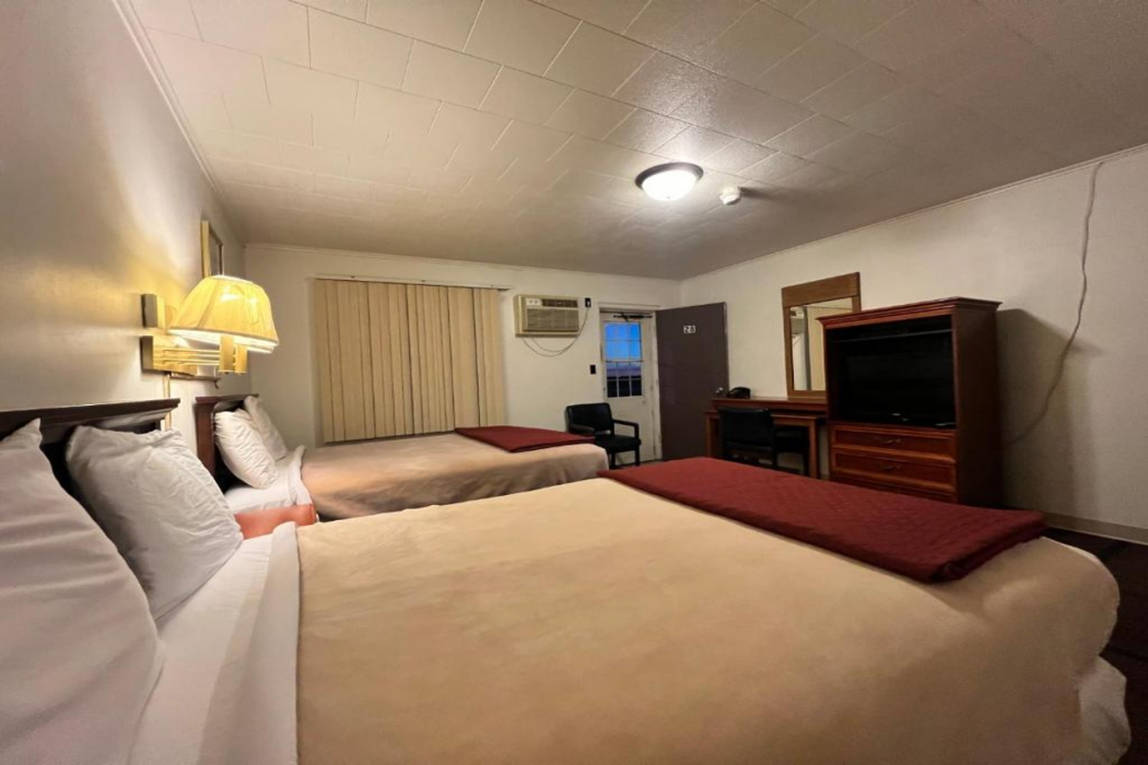 Hotel Prairie Winds Carthage Keokuk Hwy 136 9/37