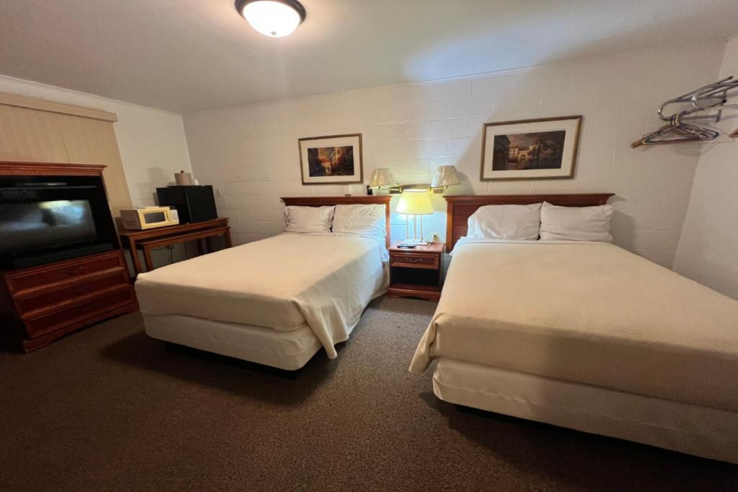Hotel Prairie Winds Carthage Keokuk Hwy 136 7/37