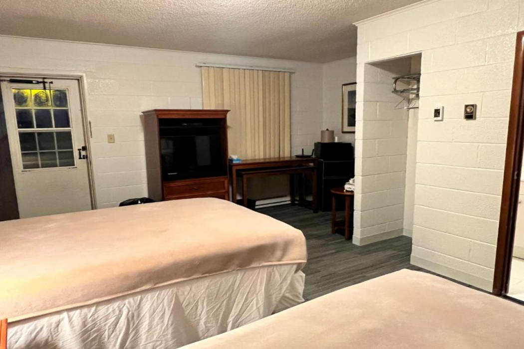 Hotel Prairie Winds Carthage Keokuk Hwy 136 8/37