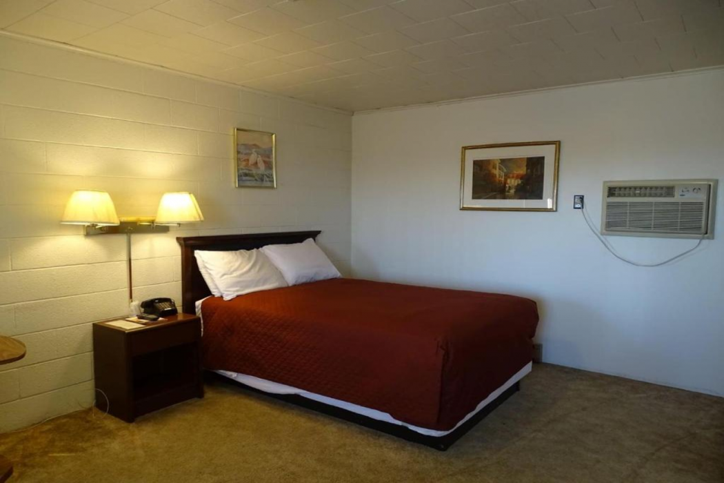 Hotel Prairie Winds Carthage Keokuk Hwy 136 11/37