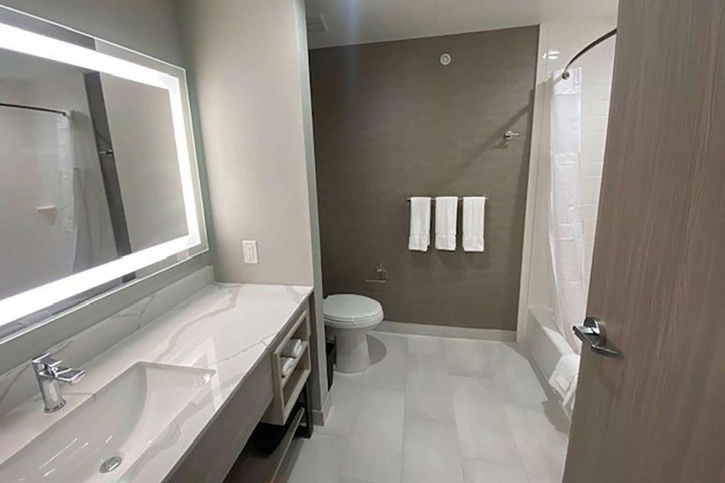 La Quinta Inn & Suites by Wyndham DeSoto 7/44