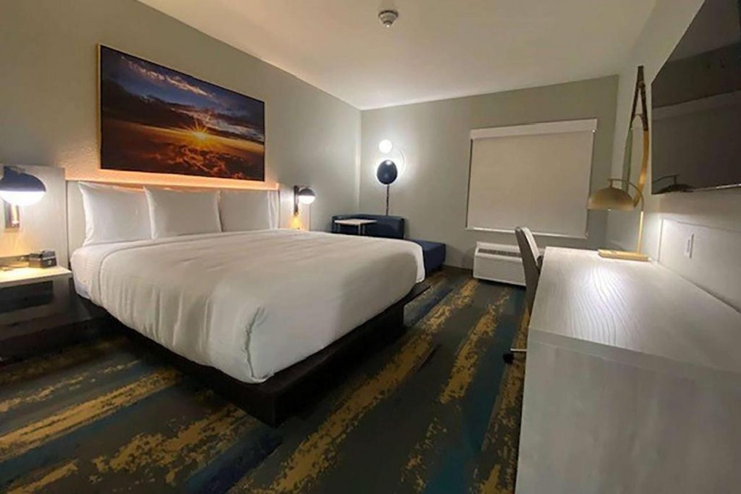 La Quinta Inn & Suites by Wyndham DeSoto 10/44
