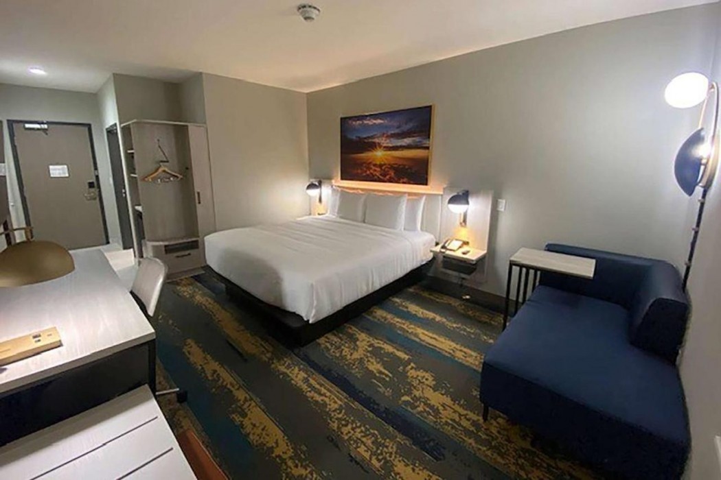 La Quinta Inn & Suites by Wyndham DeSoto 9/44