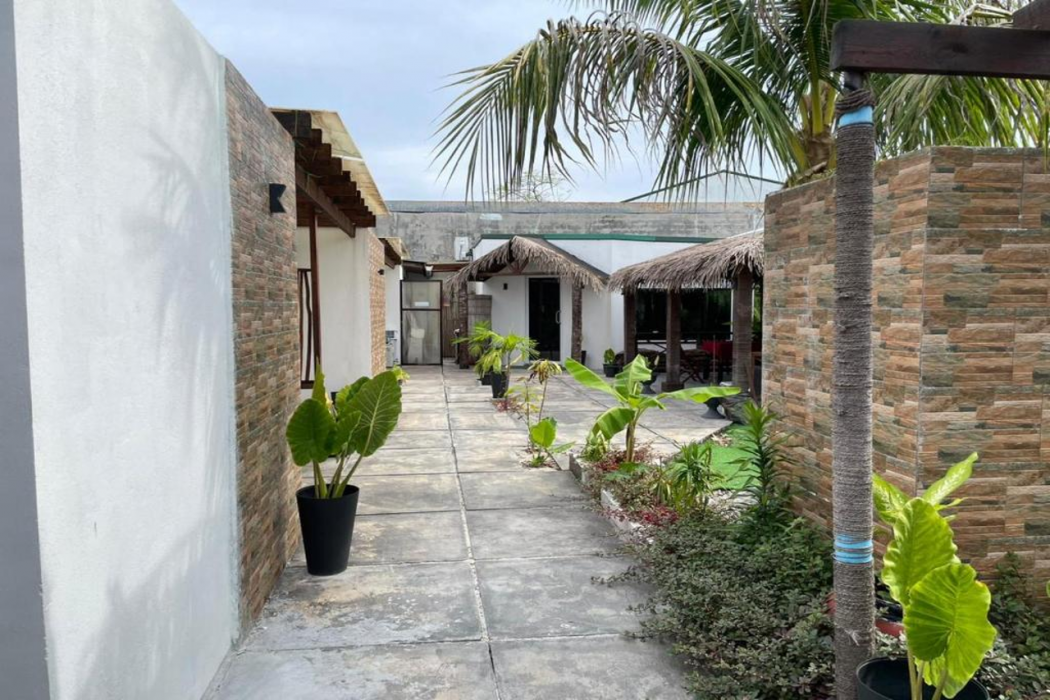 Himeyn Beach Inn - Ocho Homes by Eight Continents 16/27