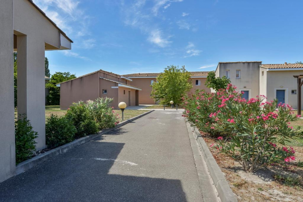Residence Vacanceole Sun Hols Les Rives du Lac in Saint-Saturnin-les-Avignon