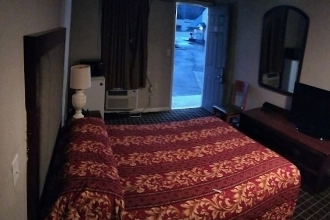 Budget Lodge by OYO Portland West 13/19