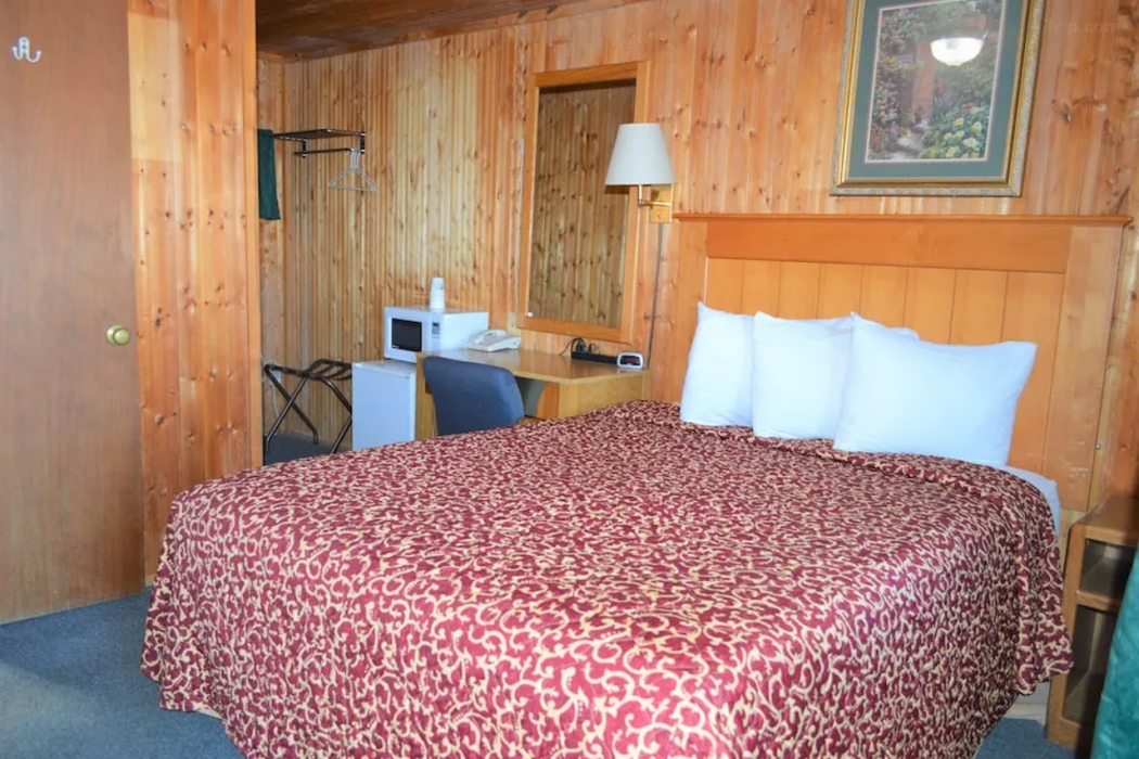 Green Acre Motel by OYO Near Rush County Airport 12/17