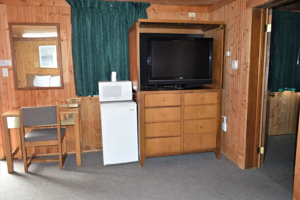 Green Acre Motel by OYO Near Rush County Airport 8/17