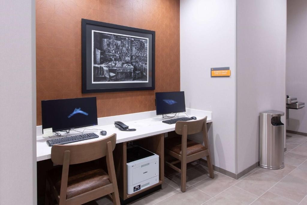 La Quinta Inn and Suites by Wyndham Lincoln 48/84