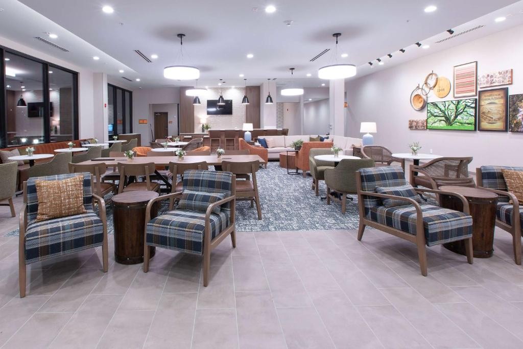 La Quinta Inn and Suites by Wyndham Lincoln 45/84