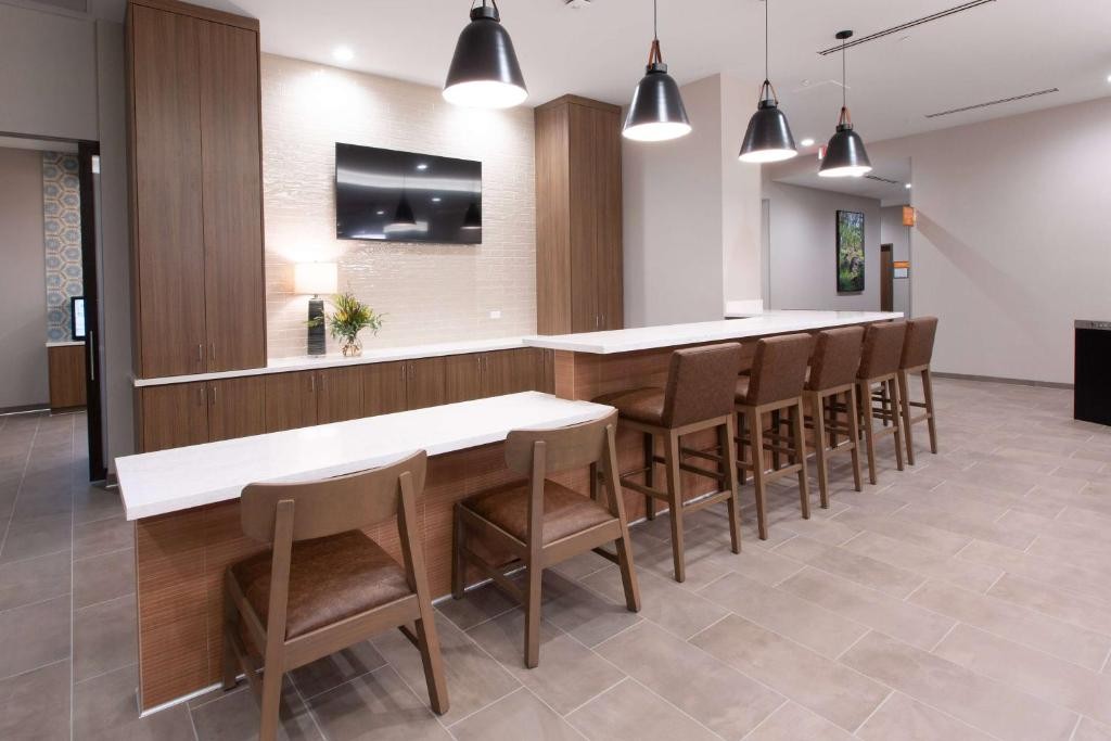 La Quinta Inn and Suites by Wyndham Lincoln 44/84