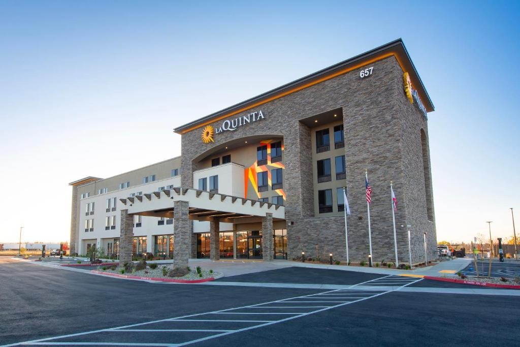 La Quinta Inn and Suites by Wyndham Lincoln 2/84