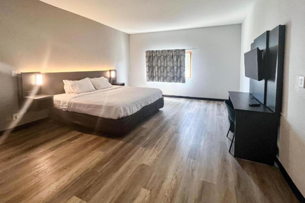 Studio6 Suites Elkhart, IN 12/40