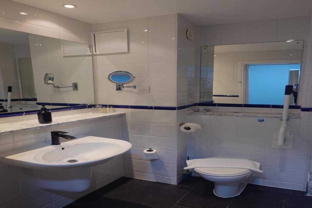 Room at Dancenter Birmingham Airport Near NEC, KENILWORTH