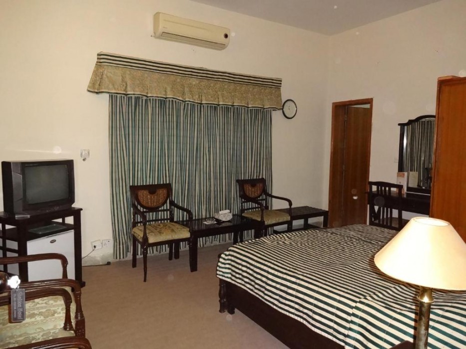 SHELTON HOTEL 32/82