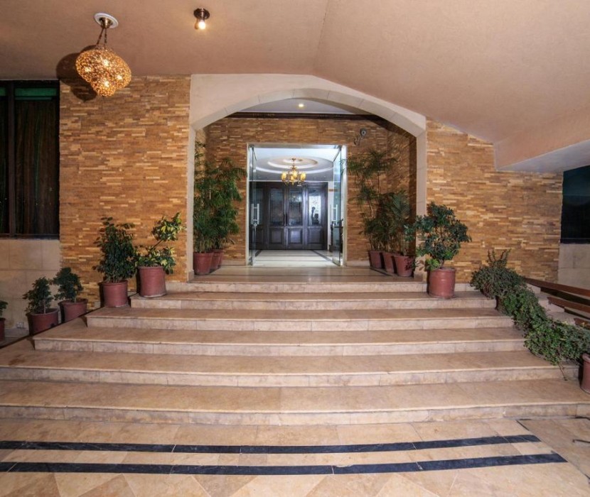 SHELTON HOTEL 14/82