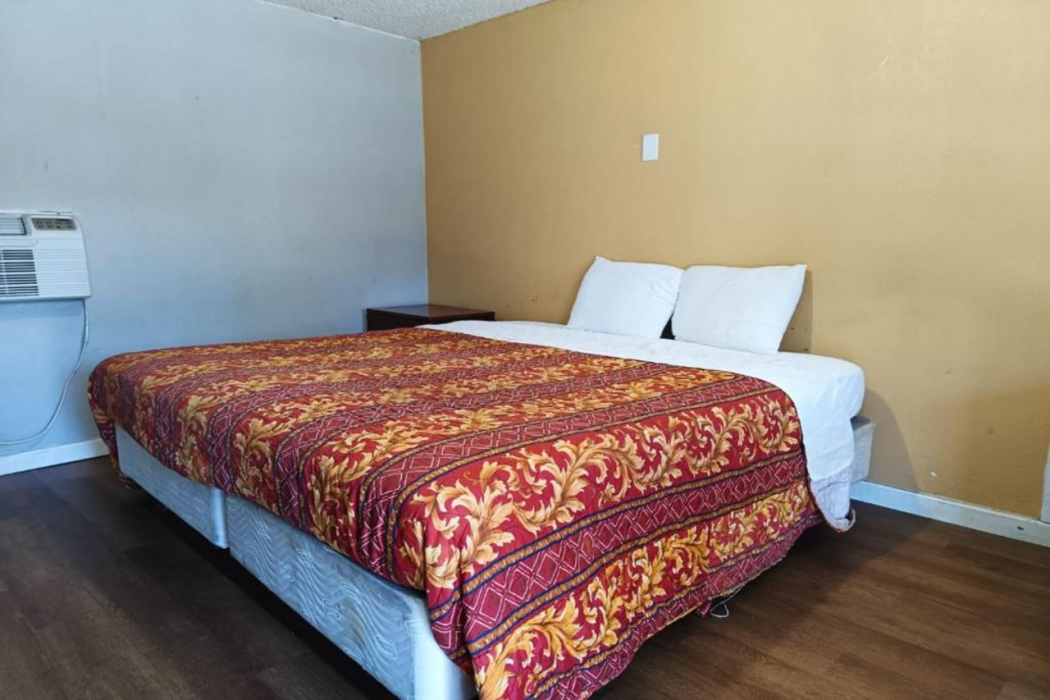 Room at Crown Inn by OYO Orangeburg Hwy 301, ORANGEBURG - SC