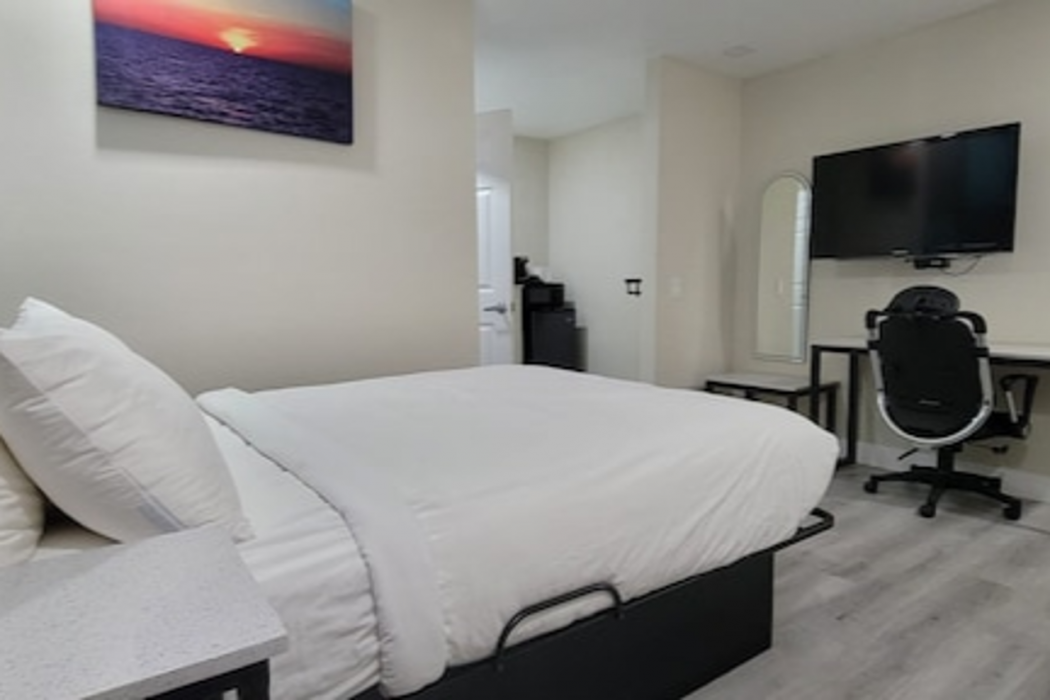 Hotel Avenida Victorville I-15 11/44