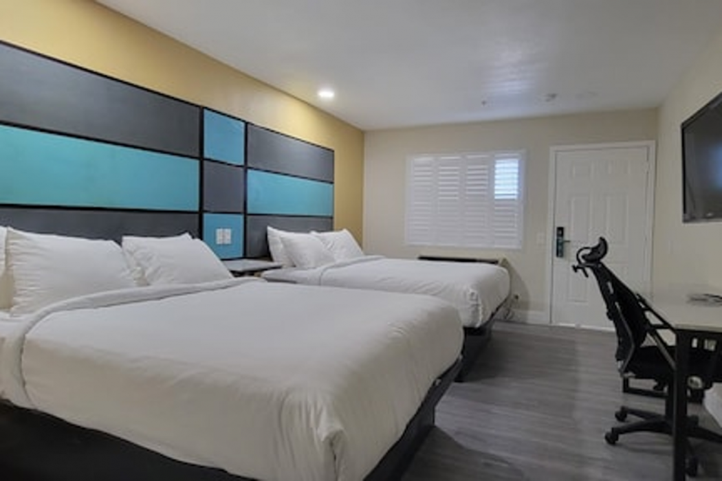 Hotel Avenida Victorville I-15 15/44