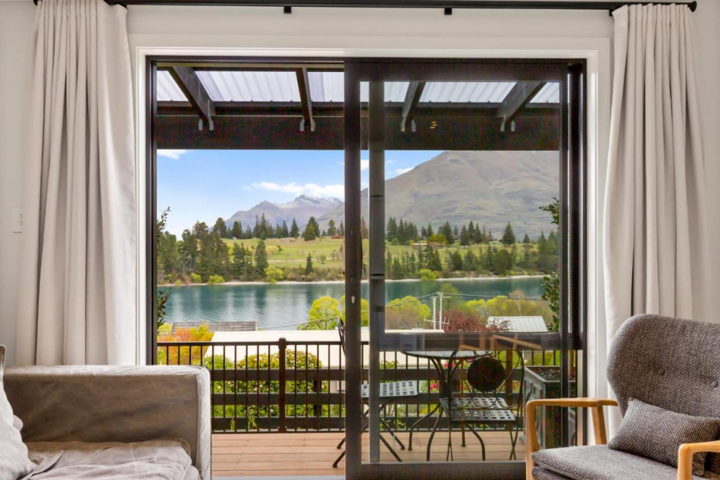 Stay of Queenstown 4/60
