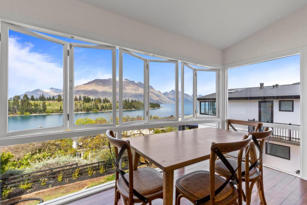 Stay of Queenstown 32/60