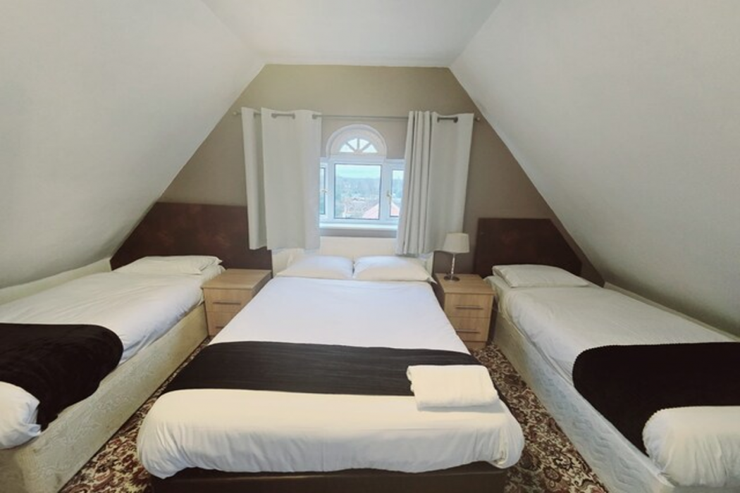 Kingswood Hotel 10/25