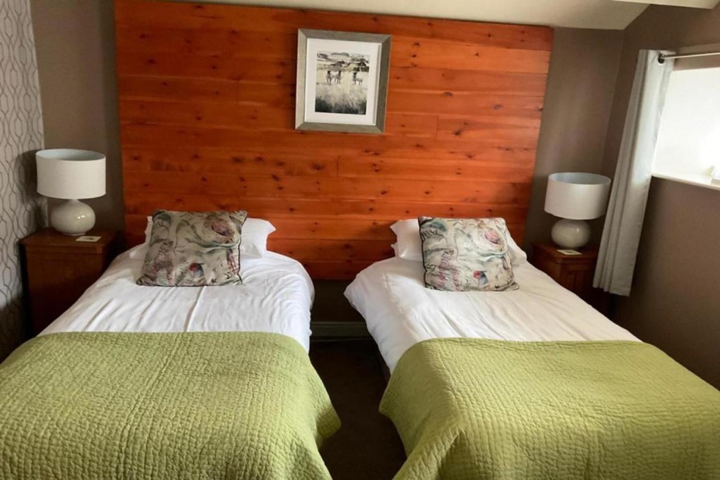 Room at OYO Cocketts Hotel, HAWES