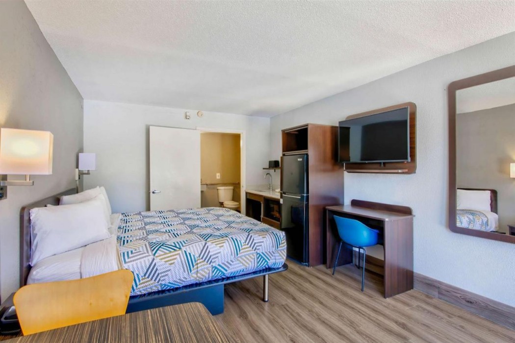 HomeTowne Studios by Red Roof Birmingham - Highway 280 11/26