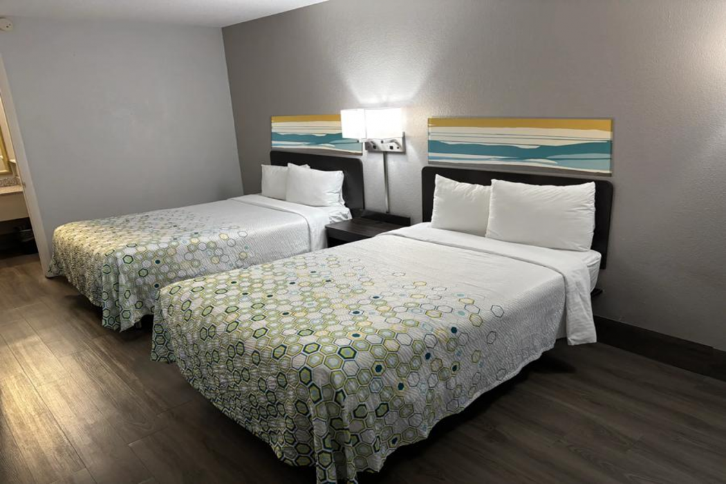 HomeTowne Studios by Red Roof Birmingham - Highway 280 23/26