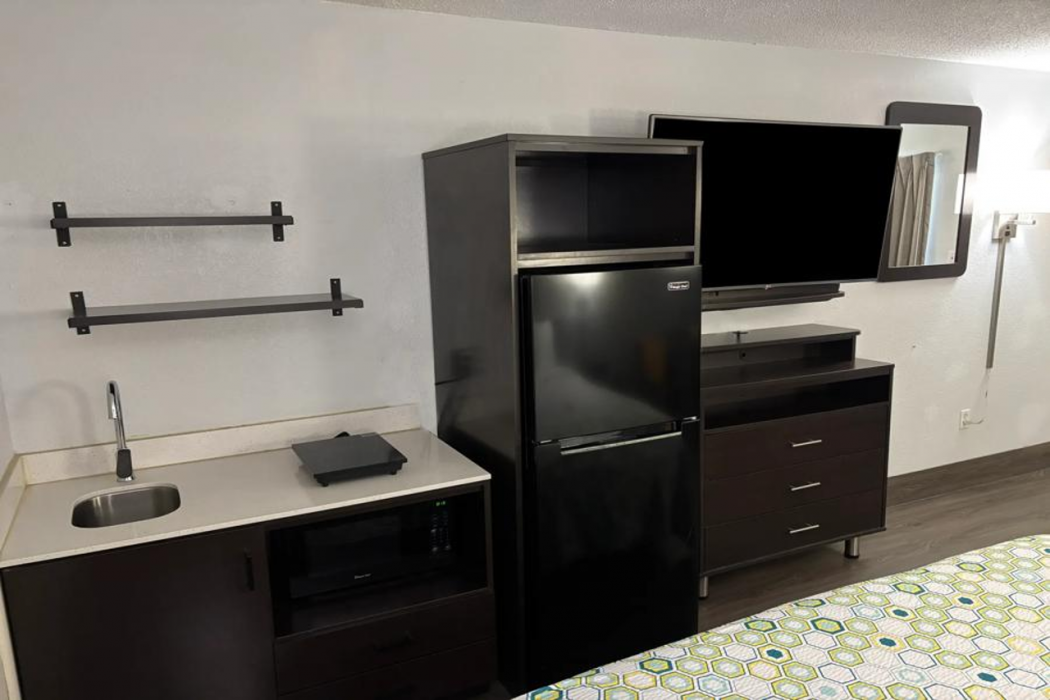 HomeTowne Studios by Red Roof Birmingham - Highway 280 20/26