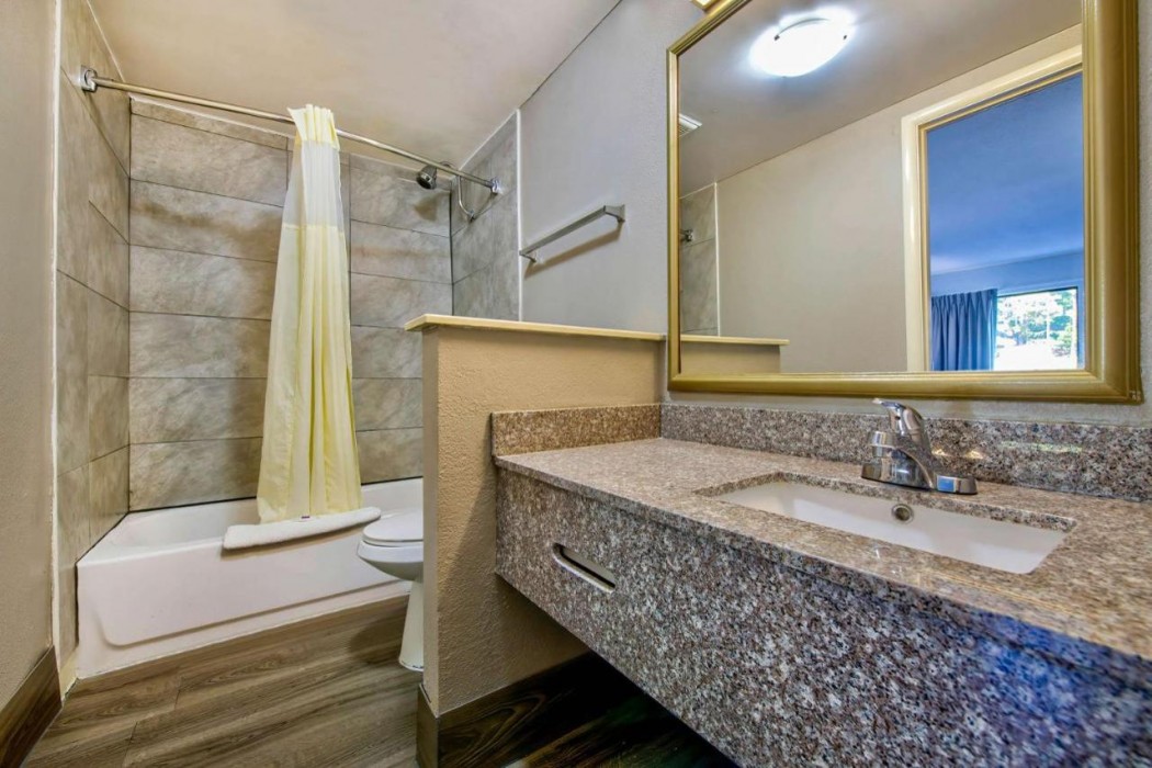 HomeTowne Studios by Red Roof Birmingham - Highway 280 18/26