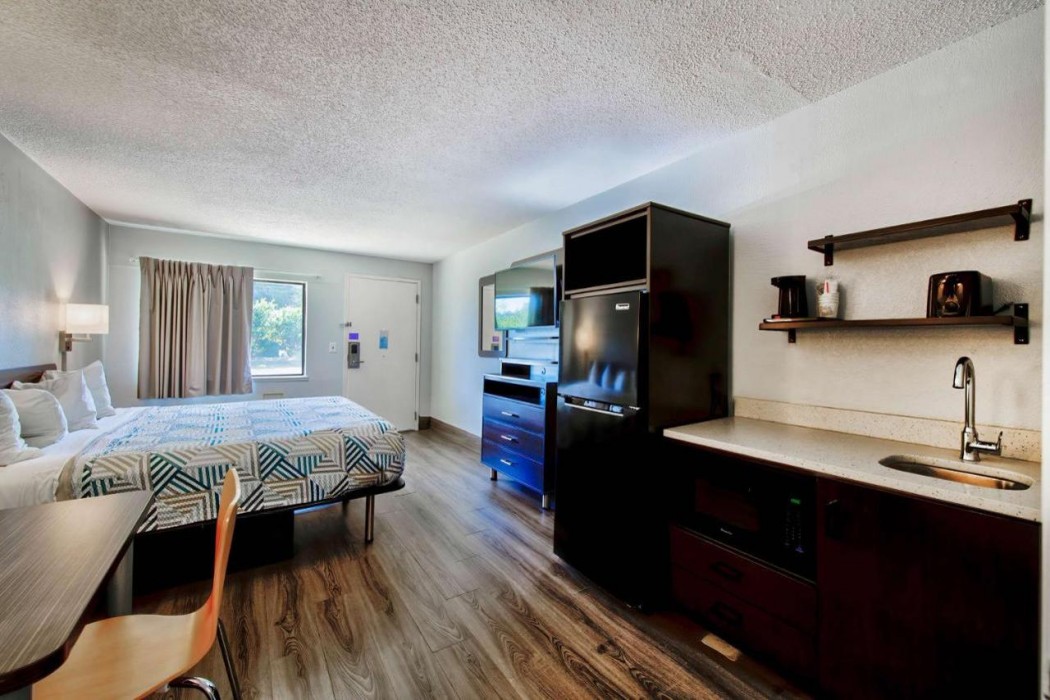 HomeTowne Studios by Red Roof Birmingham - Highway 280 14/26