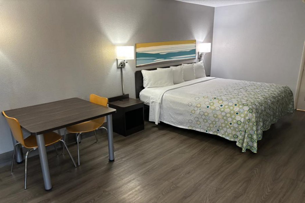 HomeTowne Studios by Red Roof Birmingham - Highway 280 22/26