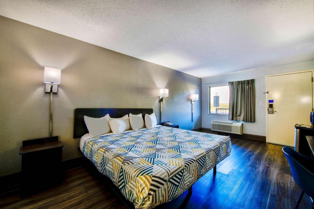 HomeTowne Studios by Red Roof Birmingham - Highway 280 13/26