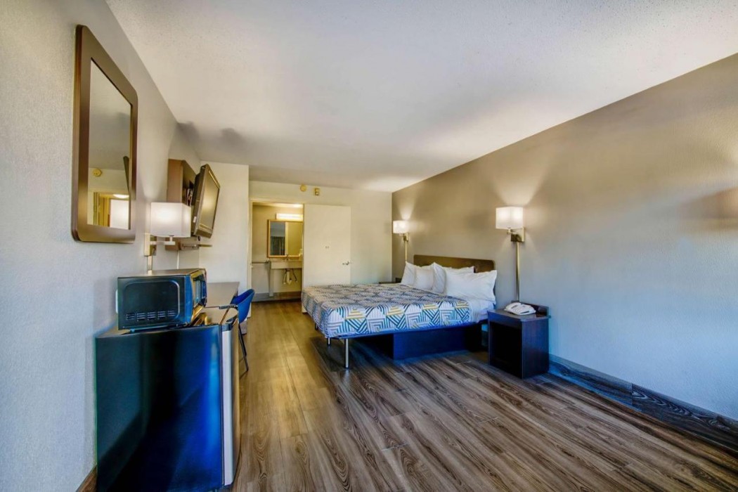HomeTowne Studios by Red Roof Birmingham - Highway 280 9/26