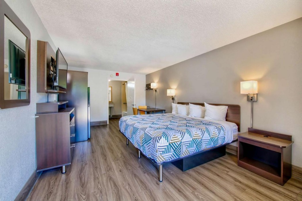 HomeTowne Studios by Red Roof Birmingham - Highway 280 12/26