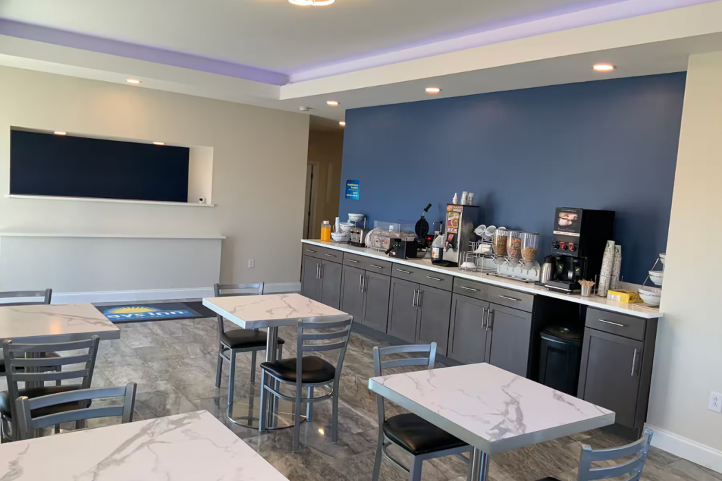 Days Inn by Wyndham Troy IL 24/34