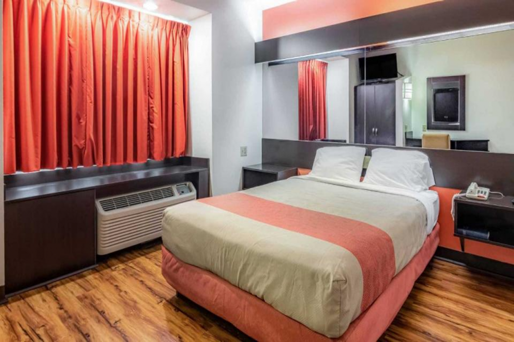 Motel6 Chattanooga, TN - Downtown 14/40