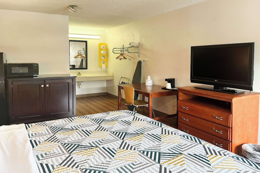 Studio6 Suites Dayton, OH - Englewood 7/24