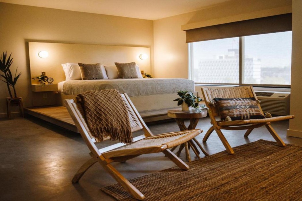 Brut Hotel 17/17