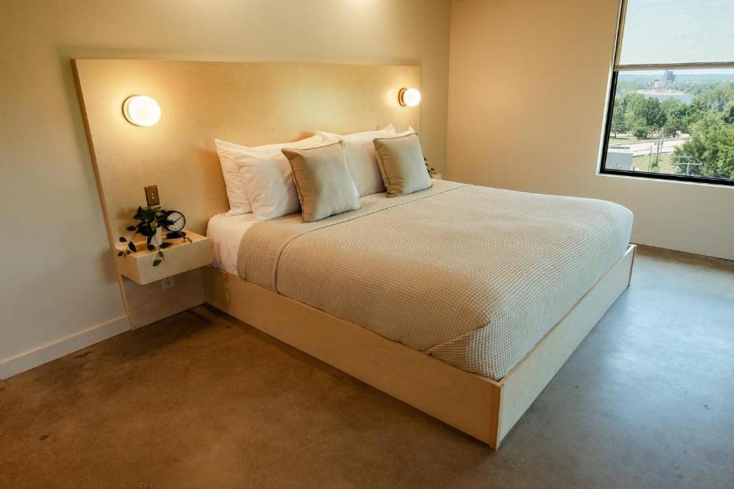 Brut Hotel 16/17