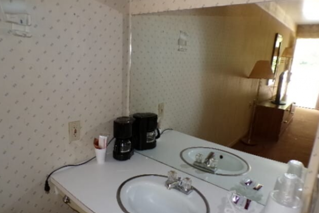 Room at OYO Holiday Capri Motel & Rv Park, Booneville
