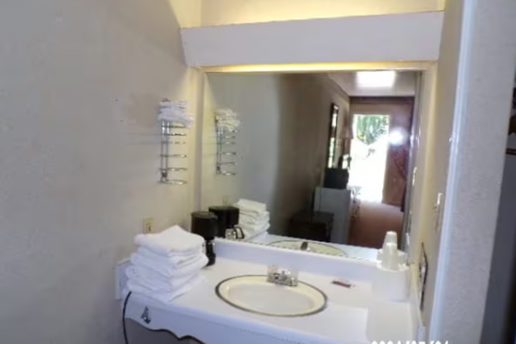Room at OYO Holiday Capri Motel & Rv Park, Booneville