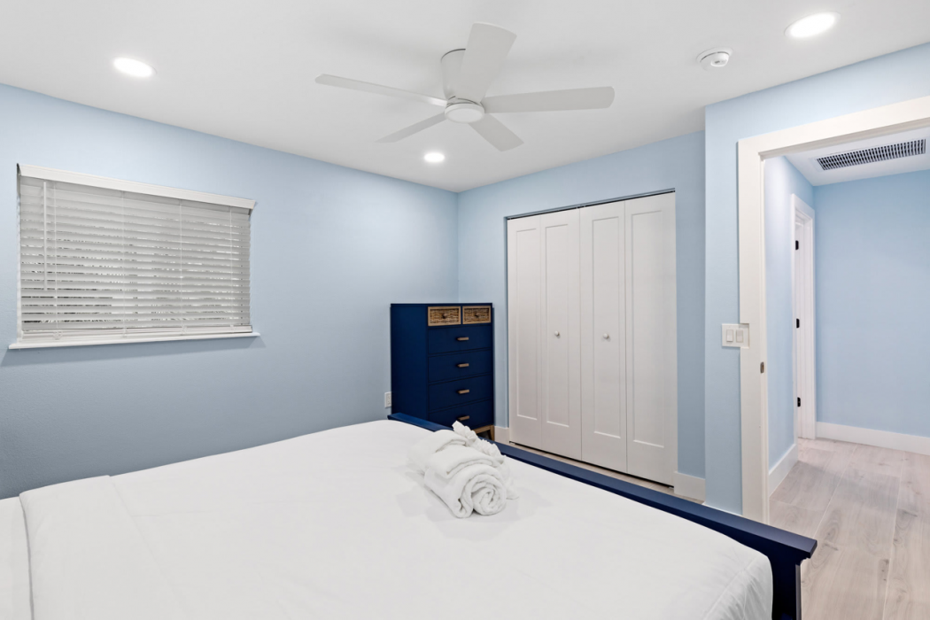THE Palmview AND Sandpiper Inns 12/64