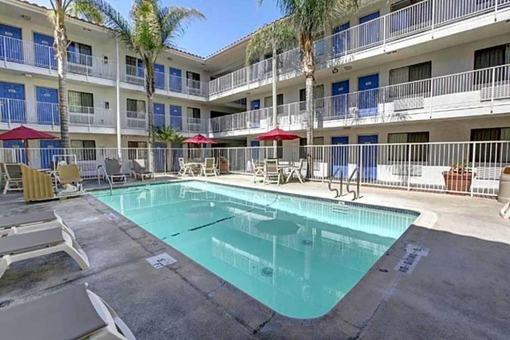 Studio6 Suites Bellflower, CA - Los Angeles 30/40