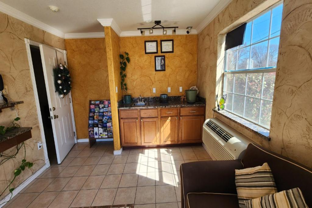 Benbrook Inn & Suites by Fort Worth I-20 2/34