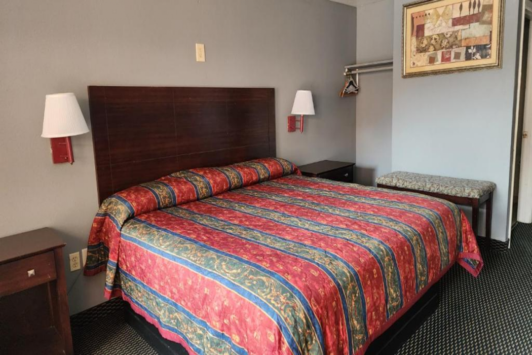 Benbrook Inn & Suites by Fort Worth I-20 12/34