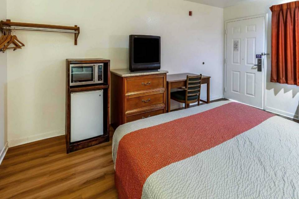 Motel6 Stockton, CA - East 13/29