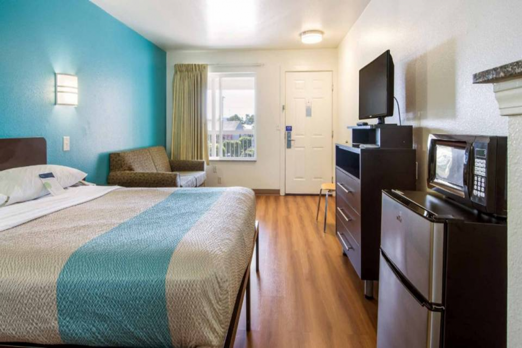 Motel6 Portland, OR Mall 205 7/37